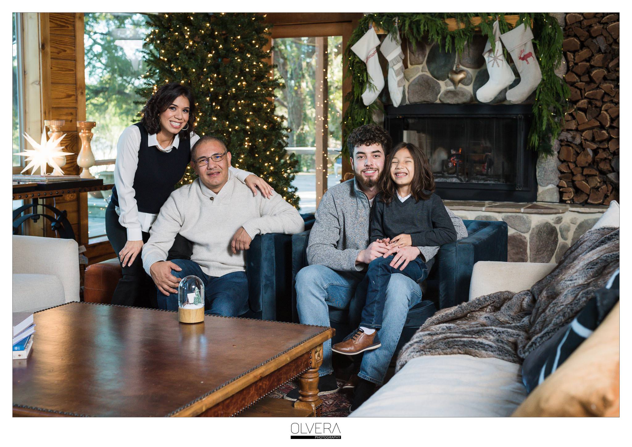 San-Antonio-Mini-Sessions_Christmas-Cabin-Tent_Olvera-Photography-8