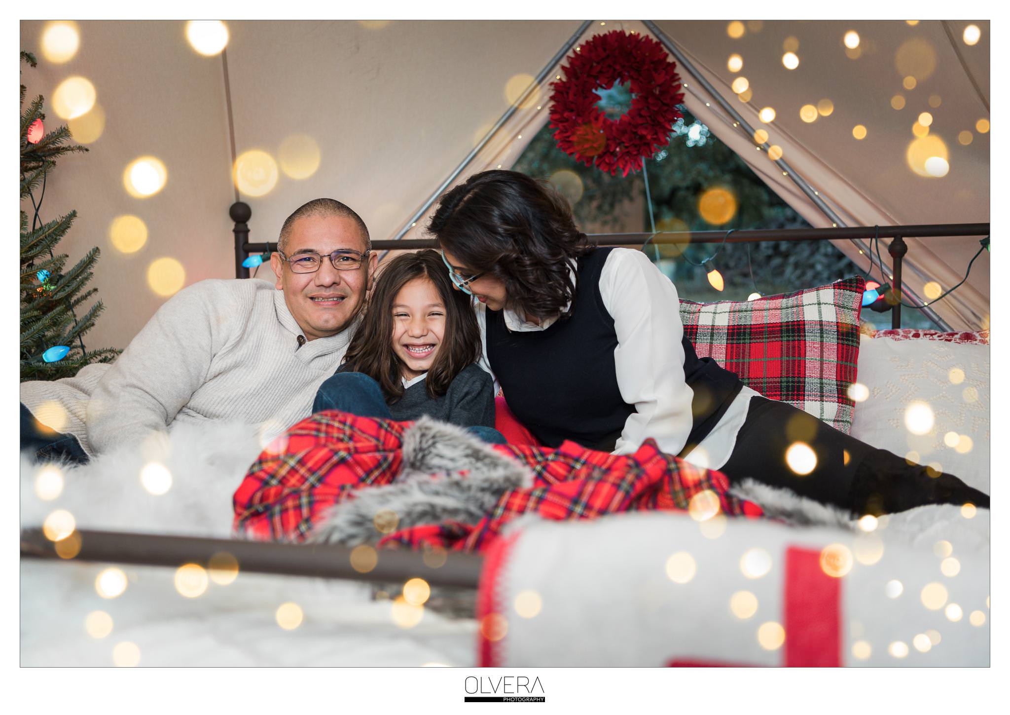 San-Antonio-Mini-Sessions_Christmas-Cabin-Tent_Olvera-Photography-9